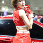 【動画】新唯が赤のセクシーな衣装で今年もSHIBATIRE GIRLS。東京オートサロン2024に登場！