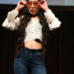 田澤香菜子、魅惑のヘソだしサングラスコーデでランウェイをウォーキング！＜COLOR COLLECTION＞