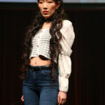 田澤香菜子、魅惑のヘソだしサングラスコーデでランウェイをウォーキング！＜COLOR COLLECTION＞