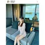 フリーモデル・KM、ミニ丈タイトワンピースからチラリ美脚が美しすぎると話題！