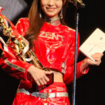 松田蘭、ヘソだしZENT sweetiesユニフォームで「グランプリ」を受賞！涙ながらに「すごく幸せです」＜メディバンネップリ日本レースクイーン大賞2023＞