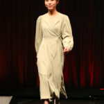 ANN、可愛すぎる緑ワンピース姿でランウェイをウォーキング！＜COLOR COLLECTION＞