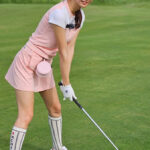 【写真特集】あのん、ピンクのミニスカゴルフウェアからスラリと美脚披露＜PLATINUM GOLF＞