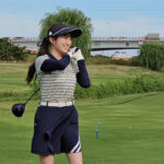 【動画】グラビアアイドル・花巻杏奈、太ももチラリのキュートなミニスカゴルフウェアで登場＜PLATINUM GOLF＞