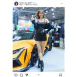 橘香恋、ミニ丈衣装で「東京オートサロン」に登場！美脚と笑顔が眩しい写真公開
