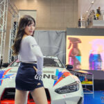 【写真特集】元東大院生・Reina+World、ミニスカ×腹チラ衣装でGEYONブースに登場！＜東京オートサロン2024＞