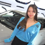 【動画】インフルエンサー・夏美っち、肩出し水色パーカースタイルで登場！＜東京オートサロン2024＞