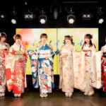 「＝LOVE / ≠ME / ≒JOY合同成⼈式2024」を開催！振袖姿の成人式メンバーが、「あいうえお作文」で成人の抱負を発表！