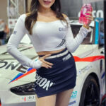 【写真特集】元東大院生・Reina+World、ミニスカ×腹チラ衣装でGEYONブースに登場！＜東京オートサロン2024＞