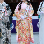 AKB48・佐藤美波、ツインテ×ピンク振袖の可愛さ120点の姿をお披露目！「二十歳も、自分らしく何も変わらず元気に頑張っていきたい」＜AKB48 2024年新成⼈メンバー ⼆⼗歳のつどい記念撮影＞