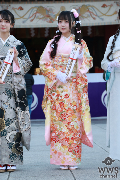 AKB48・佐藤美波、ツインテ×ピンク振袖の可愛さ120点の姿をお披露目！「二十歳も、自分らしく何も変わらず元気に頑張っていきたい」＜AKB48 2024年新成⼈メンバー ⼆⼗歳のつどい記念撮影＞