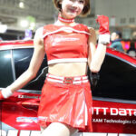 【動画】新唯が赤のセクシーな衣装で今年もSHIBATIRE GIRLS。東京オートサロン2024に登場！
