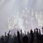 【ライブレポート】 DJ KOO、全世代網羅のパーティーチューン連発で会場沸騰！〈TOKYO AUTO SALON 2024〉