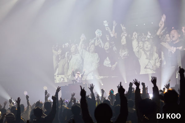 【ライブレポート】 DJ KOO、全世代網羅のパーティーチューン連発で会場沸騰！〈TOKYO AUTO SALON 2024〉