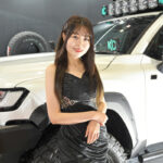 【動画】インフルエンサー・清川夏帆、美脚がきわだつブラックドレスで登場！＜東京オートサロン2024＞