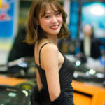 橘香恋、ミニ丈衣装で「東京オートサロン」に登場！美脚と笑顔が眩しい写真公開