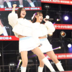 【動画】岡山国際サーキットクイーン・PaRet、白のミニ丈新衣装でノリノリのライブパフォーマンス！＜大阪オートメッセ2024＞