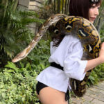 清水あいり、ヘビを巻いたインパクト大なグラマラスショットにファン大興奮！