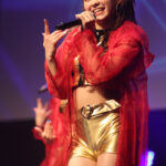 ガールズグループ・TiiiMOが新体制でゴールドのミニ丈衣装で魅せる！ 新曲「Olympian」「winterLove」披露