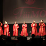 ガールズグループ・TiiiMOが新体制でゴールドのミニ丈衣装で魅せる！ 新曲「Olympian」「winterLove」披露