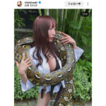 清水あいり、ヘビを巻いたインパクト大なグラマラスショットにファン大興奮！