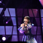 鈴木愛奈が登場！ブルーの華やかドレス姿でライブで初めての楽曲を披露！！＜オダイバ！！超次元音楽祭 フユフェス2024＞