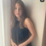 川島海荷、黒ドレスから美ボディチラ見せ！たそがれエモSHOT公開！