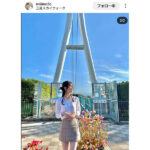 フリーモデル・KM、タイトスカートからチラリ！ほっそり美脚披露！