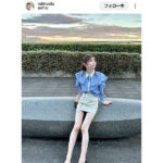フリーモデル・KM、ミニ丈タイトスカートから大胆美脚披露！