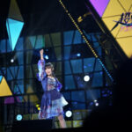 鈴木愛奈が登場！ブルーの華やかドレス姿でライブで初めての楽曲を披露！！＜オダイバ！！超次元音楽祭 フユフェス2024＞