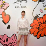 マギー、美脚際立つミニスカ衣装で登場！圧倒的美貌にファン「足なっが」の声！