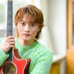 寺西優真「ヒマワリ」がカラオケJOYSOUNDで3/30配信スタート！宮内凛、福留光帆も出演したMVを背景に本人映像