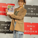 【動画】AAA・宇野実彩子がヘソ出しコーデで美ボディアピール！ソロ５周年メモリアルブック発売で思いを語る。