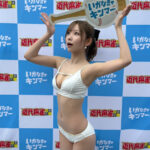 綺麗とかわいいのハイブリッド！七嶋舞、白ビキニで登場しオーラ全開！！大好きなキティちゃんのうちわを手に持ちキュートな笑顔と美しいくびれライン、しなやかで触れたくなるような白肌を披露！《SPLASH SUMMER×近代麻雀水着祭2024》