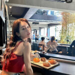 新唯、レアなロングヘアで登場！美デコルテ＆お腹チラリなトップス姿で韓国満喫！