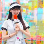 【動画】現役大学生モデル・佐野麗奈、美脚際立つショートパンツスタイルで近代麻雀水着祭2024バックヤードレポーターの意気込みを語る ＜SPLASH SUMMER×近代麻雀水着祭2024＞