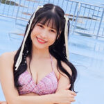 【動画】Luce Twinkle Wink☆・咲本美桜、くびれあらわなピンクチェックの水着で登場！＜SPLASH SUMMER×近代麻雀水着祭2024＞