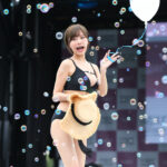 【写真特集】本郷愛、美バストきわだつ黒水着でランウェイに登場！ ＜SPLASH SUMMER×近代麻雀水着祭2024＞
