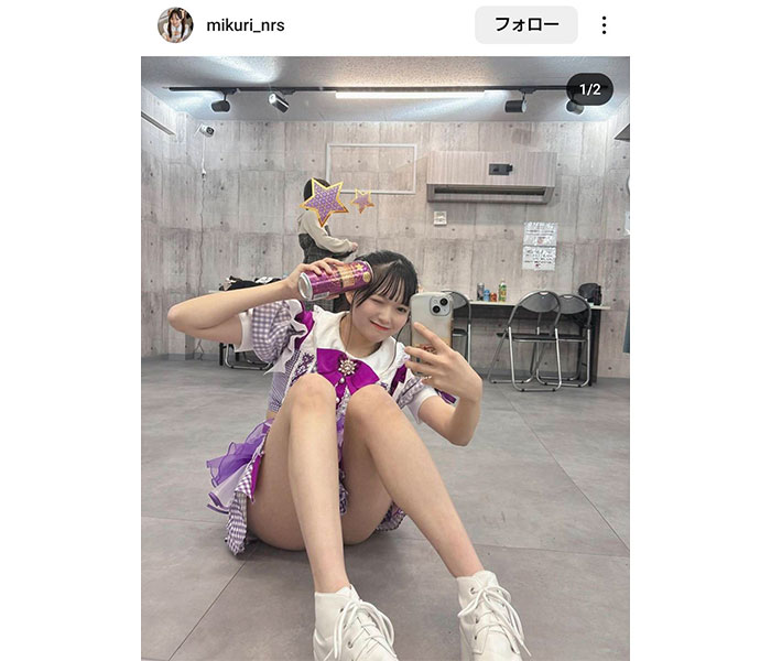 成瀬みくり、アイドル衣装でほっそり美脚披露！