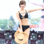 【写真特集】本郷愛、美バストきわだつ黒水着でランウェイに登場！ ＜SPLASH SUMMER×近代麻雀水着祭2024＞
