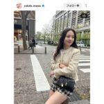 横田真悠、ショートパンツスタイルで美脚披露！オシャレな春の装いにファン歓喜の声！