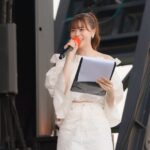 阿部菜々実、美脚×美デコルテきわだつ白ワンピで近代麻雀水着撮影会2024 MCとして登場！＜SPLASH SUMMER×近代麻雀水着祭2024＞