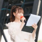 阿部菜々実、美脚×美デコルテきわだつ白ワンピで近代麻雀水着撮影会2024 MCとして登場！＜SPLASH SUMMER×近代麻雀水着祭2024＞