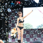 【写真特集】本郷愛、美バストきわだつ黒水着でランウェイに登場！ ＜SPLASH SUMMER×近代麻雀水着祭2024＞