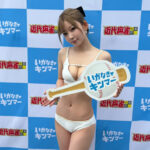 綺麗とかわいいのハイブリッド！七嶋舞、白ビキニで登場しオーラ全開！！大好きなキティちゃんのうちわを手に持ちキュートな笑顔と美しいくびれライン、しなやかで触れたくなるような白肌を披露！《SPLASH SUMMER×近代麻雀水着祭2024》