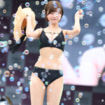 【写真特集】本郷愛、美バストきわだつ黒水着でランウェイに登場！ ＜SPLASH SUMMER×近代麻雀水着祭2024＞