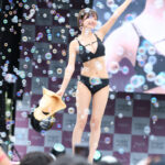 【写真特集】本郷愛、美バストきわだつ黒水着でランウェイに登場！ ＜SPLASH SUMMER×近代麻雀水着祭2024＞