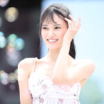 【動画】人気セクシー女優・八掛うみ、花柄ビキニでランウェイに登場！＜SPLASH SUMMER×近代麻雀水着祭2024＞