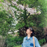 のん、葉桜眺める全身デニムコーデ姿披露！「すっかり春の陽気 よっしゃー気合い入れてくぞーー」ファンから「桜が似合う夏女」「春らしくて爽やかでかわいい」の声
