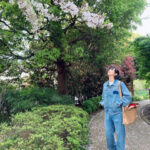 のん、葉桜眺める全身デニムコーデ姿披露！「すっかり春の陽気 よっしゃー気合い入れてくぞーー」ファンから「桜が似合う夏女」「春らしくて爽やかでかわいい」の声